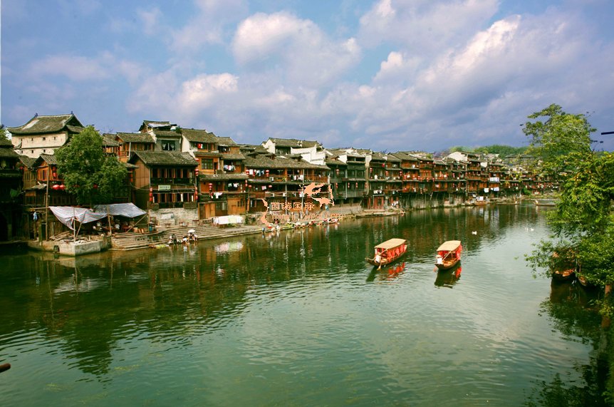 張家界、寶峰湖、芙蓉鎮(zhèn)、鳳凰古城、天門山玻